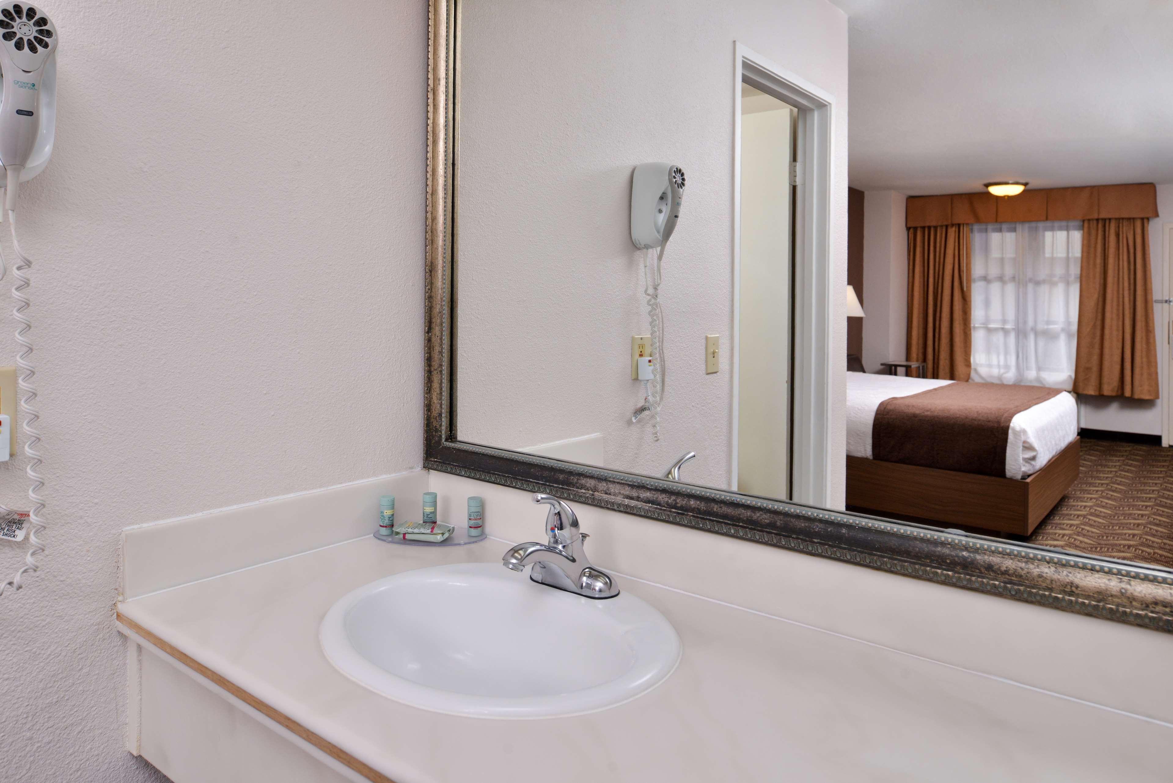 Hotel Western Airport Plaza - Angeles Lax Airport 3*