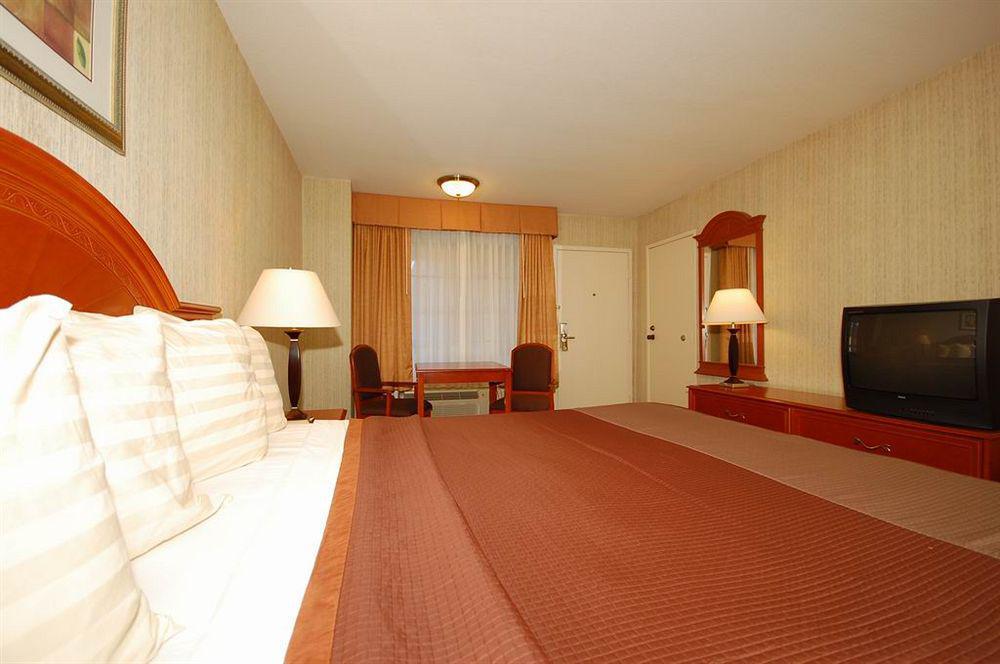 Hotel Western Airport Plaza - Angeles Lax Airport 3*