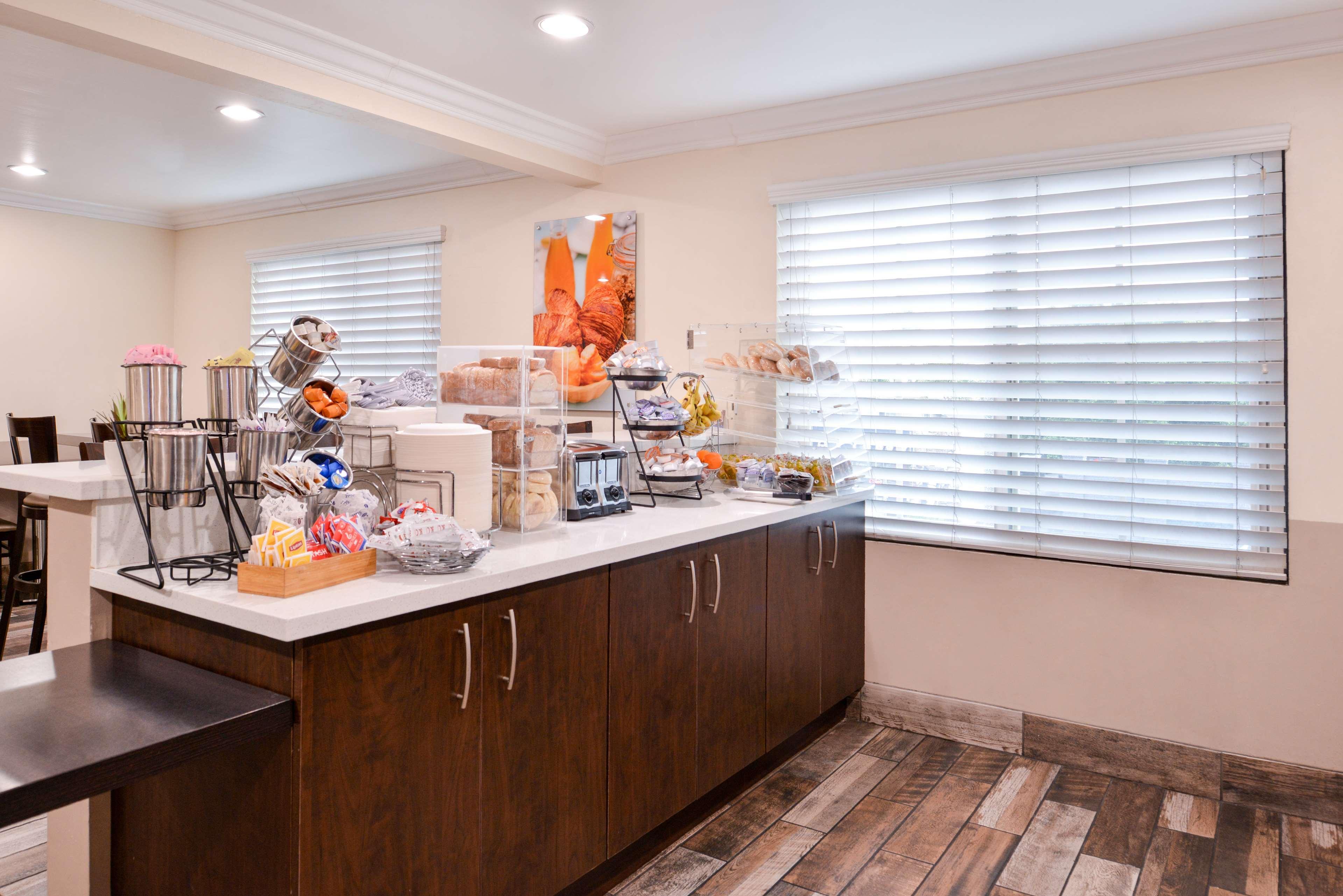 Hotel Western Airport Plaza - Angeles Lax 3*