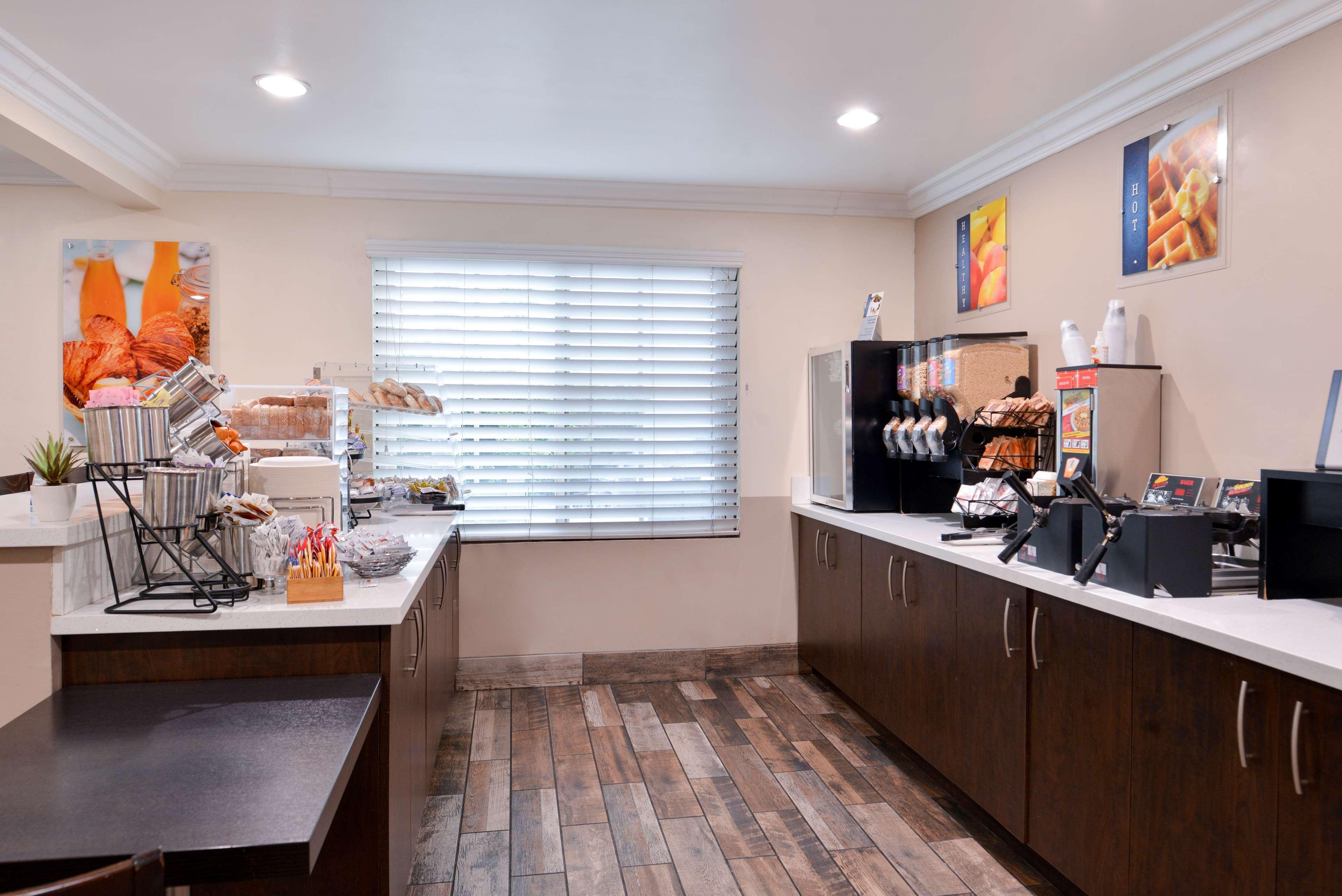 Hotel Western Airport Plaza - Angeles Lax 3*